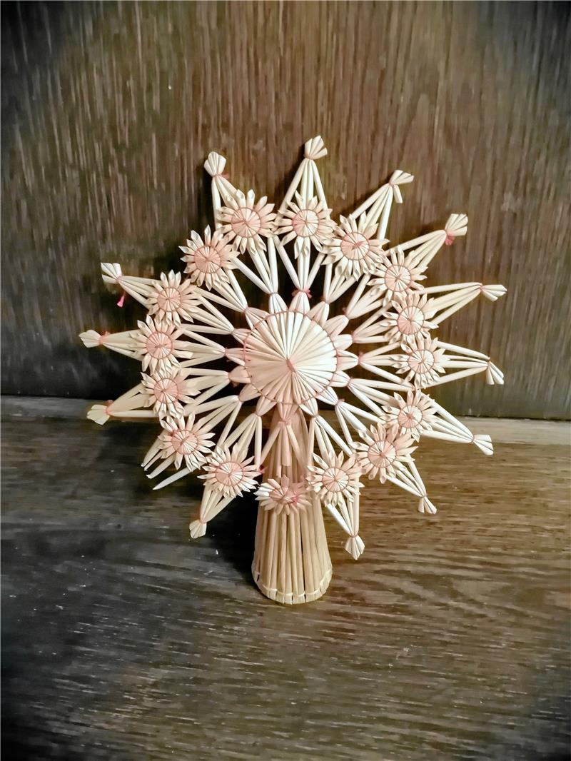 Der aus Stroh kunstvoll geformte Weihnachtsstern aus Nürnberg .