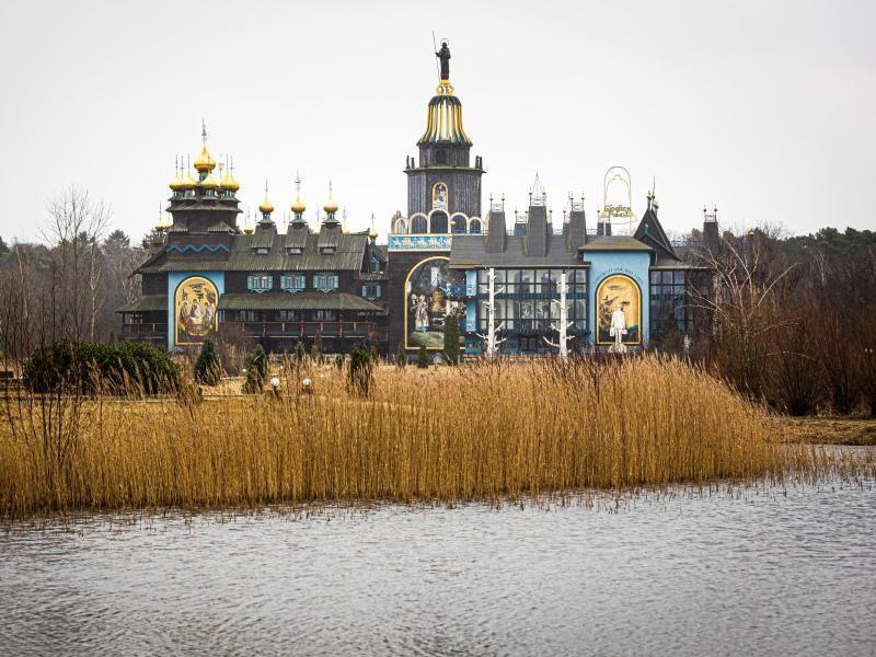 Der aus verschiedenen russischen Holzbaustilen erbaute Glockenpalast. Foto: Moritz Frankenberg/dpa/Archivbild