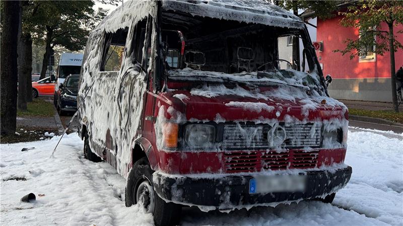 Der ausgebrannte Transporter im Münchner Stadtteil Lerchenau.
