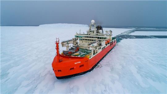 Der australische Eisbrecher «RSV Nuyina» hat in der Forschungsstation Casey in der Antarktis nach langer Fahrt eine erkrankte Person an Bord geholt.