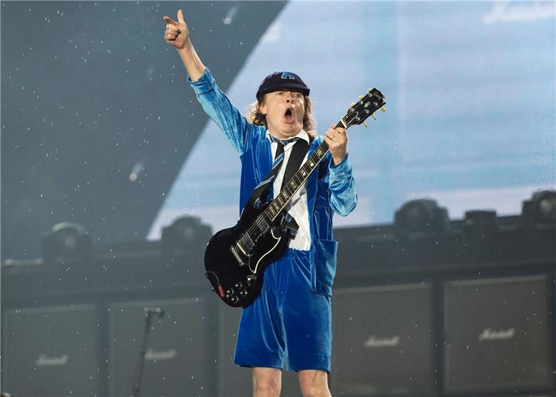 Zurück auf „Highway To Hell”: AC/DC im Sommer in Hannover Der australische Gitarrist Angus Young von der australischen Hardrock-Band AC/DC tritt auf.