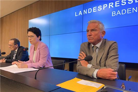 Der baden-württembergische Innenminister Thomas Strobl (r) und Landesjustizministerin Marion Gentges informieren über den Schlag gegen ein Netzwerk an Telefonbetrügern.