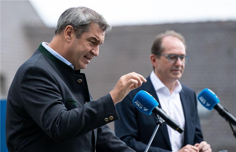 CSU: Keine Steuer auf Grundnahrungsmittel und Elternhaus Der bayerische Ministerpräsident Markus Söder und CSU-Landesgruppenchef Alexander Dobrindt (r) am Kloster Andechs.