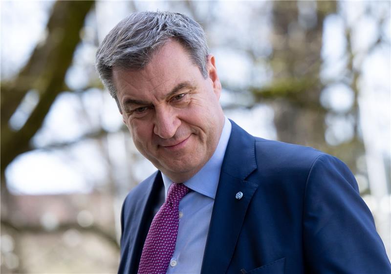 Bizarres Video: Söder zeigt Schoko-Ei mit seinem Gesicht Der bayerische Ministerpräsident Markus Söder zelebriert Feiertage gerne mit skurrilen Aktionen auf Social Media.