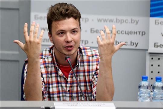Der belarussische Dissident und Journalist Roman Protassewitsch während einer Pressekonferenz in Minsk vor zwei Jahren.