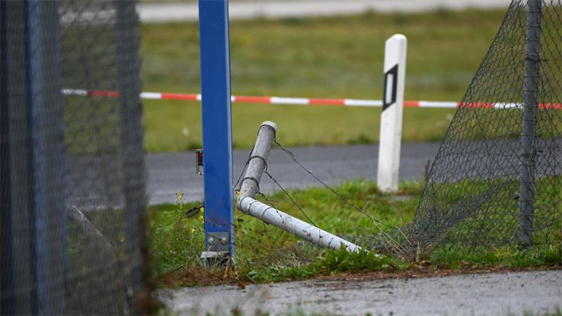Der beschädigte Zaunabschnitt liegt an einer öffentlichen Straße.
