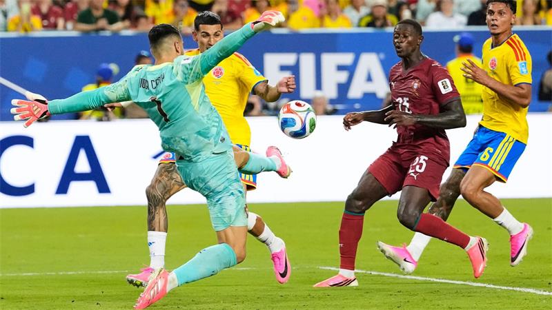 Der beste Mann des Spiels: Portugals Torwart Diogo Costa entschärft eine kolumbianische Chance.