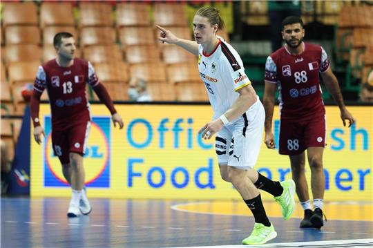 Der beste Werfer beim Sieg des DHB-Teams gegen Katar: Juri Knorr (M).