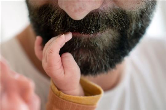 Der biologische Vater eines heute dreijährigen Sohnes hatte sich durch die Instanzen bis vor das höchste deutsche Gericht geklagt. Symbolfoto: Sebastian Gollnow/dpa