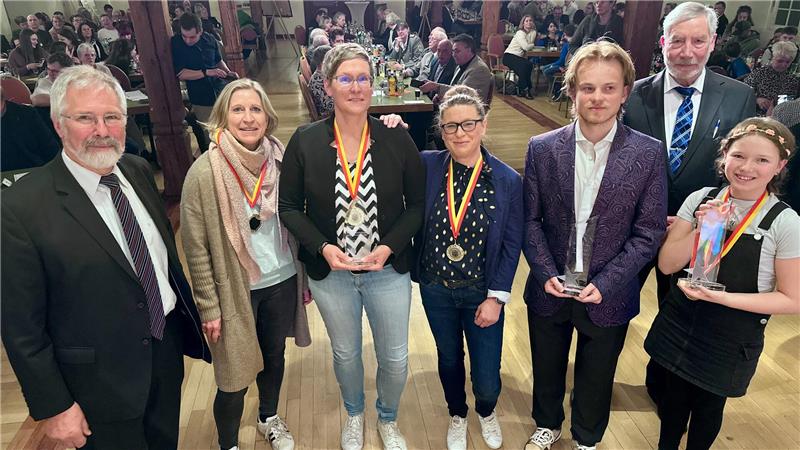 Fifa-Schiedsrichterin steigt in den Vorstand der AG Sport ein Der bisherige AG-Sport-Sprecher Hans-Herwig Schlottke und Bürgermeister Ralf Abrahms im Frühjahr stehen mit den Sportlern des Jahres: Celina Ihsen Tom Buchholz und der Damenmannschaft des LAV 07 mit Nadine Thoens, Jessica Sander und Sabine Bohlmann.