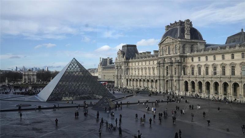 „Mona Lisa“ erhält eigenen Saal im Louvre Der bisherige Eingang unter der berühmten Pyramide soll völlig umgestaltet werden.
