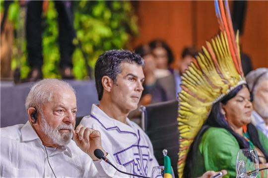 Der brasilianische Präsident Luiz Inácio Lula da Silva (l) hat bei seinem Amtsantritt angekündigt, den Umwelt- und Klimaschutz wieder zu stärken.