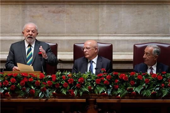 Der brasilianische Präsident Luiz Inacio Lula da Silva (l) spricht bei seinem Besuch in Portugal auch über den Ukraine-Krieg.