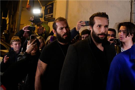 Der britisch-amerikanische Influencer Andrew Tate (l) und sein Bruder Tristan wurden nach drei Monaten Untersuchungshaft aus dem Gefängnis entlassen.