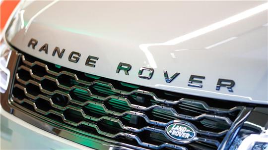 Der britische Autobauer Jaguar Land Rover hat noch immer mit den Folgen einer Cyberattacke zu kämpfen. (Symbolbild)