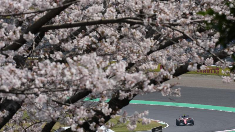 Der britische Ferrari-Pilot Lewis Hamilton steuert sein Auto.