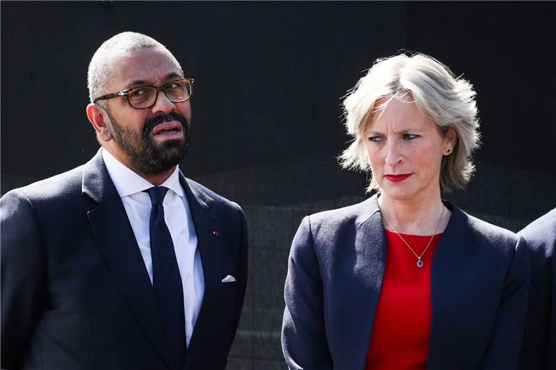 Der britische Innenminister James Cleverly mit seiner Frau Susannah Cleverly.
