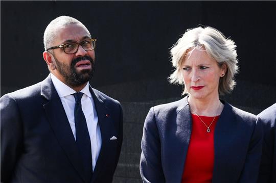Der britische Innenminister James Cleverly mit seiner Frau Susannah Cleverly.