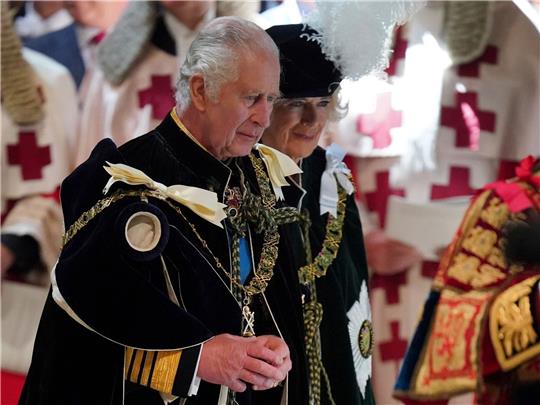 Der britische König Charles III. (l) und Königin Camilla in der St. Giles' Cathedral in Edinburgh.