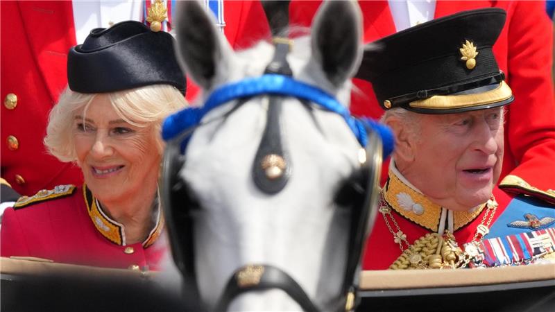 Der britische König Charles III. und Königin Camilla fahren in einer offenen Kutsche zurück zum Buckingham Palace während der „Trooping the Colour“, der jährlichen Geburtstagsparade des Königs.