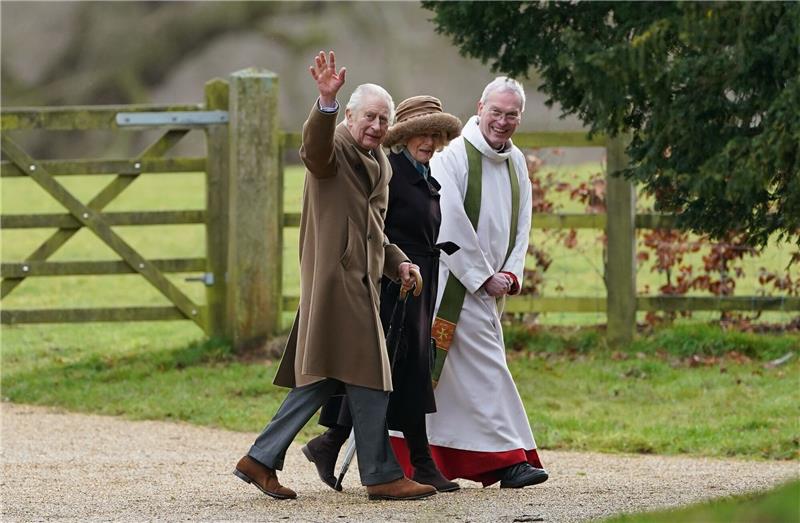 König Charles erstmals nach OP in Öffentlichkeit zu sehen Der britische König Charles III. und Königin Camilla kommen zu einem Sonntagsgottesdienst in der St. Mary Magdalene Church.