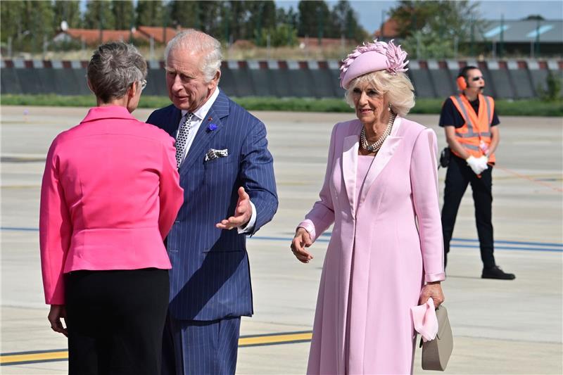 Frankreich begrüßt britisches Königspaar zu Staatsbesuch Der britische König Charles III. und Königin Camilla werden von der französischen Premierministerin Elisabeth Borne (l) auf dem Flughafen Orly südlich von Paris empfangen.