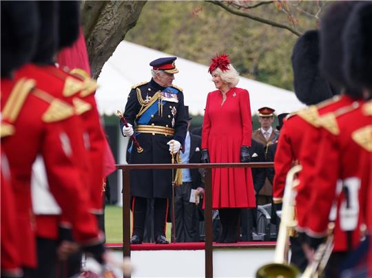 Der britische König Charles III. und Königsgemahlin Camilla während einer Zeremonie im Buckingham Palace.