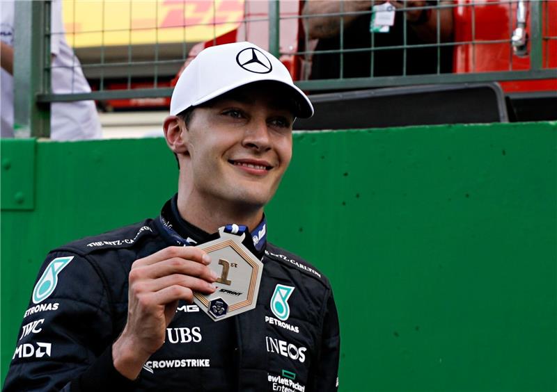 Russell gewinnt Sprint von São Paulo - Schumacher rast vor Der britische Mercedes-Pilot George Russell feiert seinen Sieg im Sprint-Qualifying.
