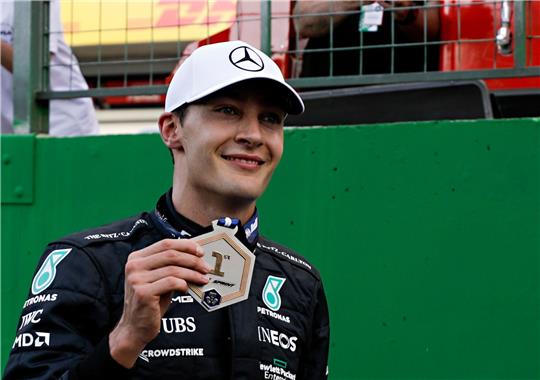 Der britische Mercedes-Pilot George Russell feiert seinen Sieg im Sprint-Qualifying.