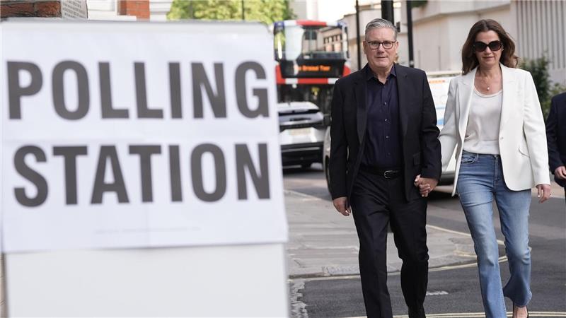 Der britische Premier Keir Starmer und seine Frau Victoria auf dem Weg zum Wahllokal.