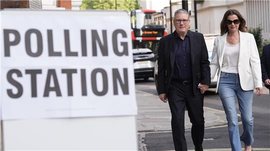 Der britische Premier Keir Starmer und seine Frau Victoria auf dem Weg zum Wahllokal.