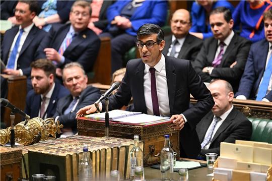 Der britische Premier Rishi Sunak muss im Unterhaus Rede und Antwort stehen.
