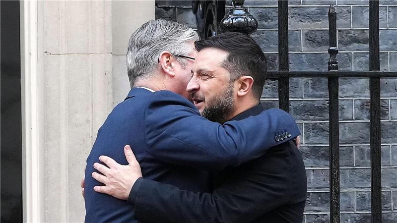 Koalition der Willigen müht sich in London um Fortschritte Der britische Premier Starmer sicherte Selenskyj weitere Unterstützung zu.