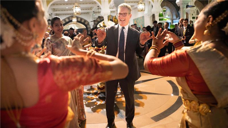 Bilder des Tages Der britische Premierminister Keir Starmer tanzt.