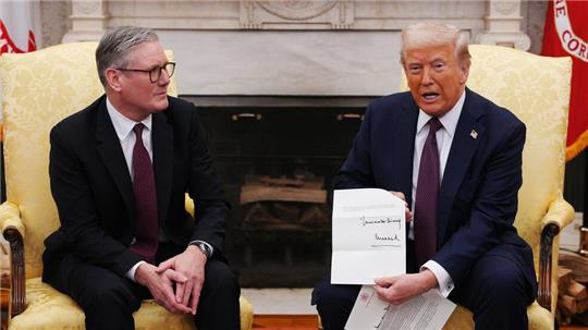 Der britische Premierminister Keir Starmer überreichte US-Präsident Donald Trump eine Einladung von König Charles zum Staatsbesuch im Vereinigten Königreich. (Archivfoto)