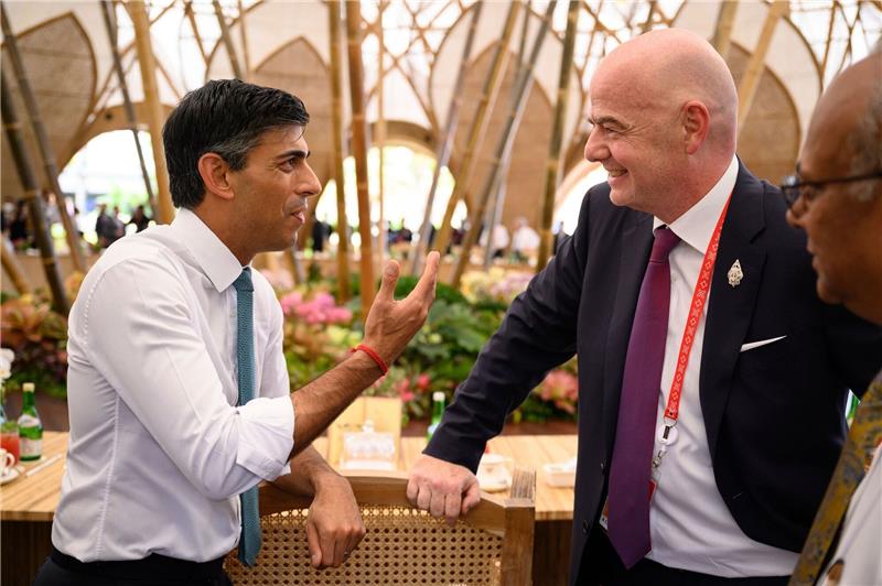 Infantino schlägt Feuerpause in Ukraine während der WM vor Der britische Premierminister Rishi Sunak (l) mit FIFA-Präsident Gianni Infantino während eines Arbeitsessens auf dem G20-Gipfel in Nusa Dua.