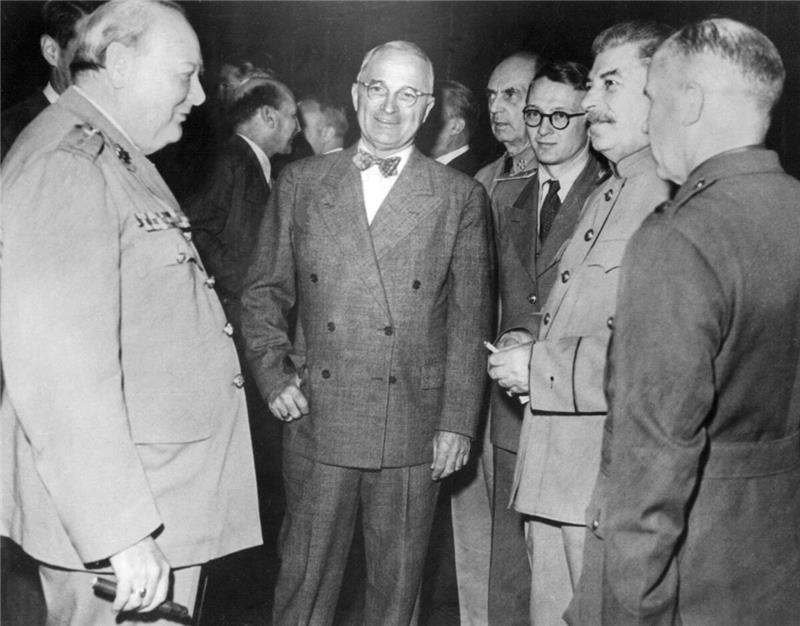 Goslars erste politischen Gehversuche unter britischer Besatzung Der britische Premierminister Winston Churchill (v.l.), US-Präsident Harry Truman und Sowjet-Chef Joseph Stalin (2.v.r.) unterhalten sich bei der Potsdamer Konferenz.