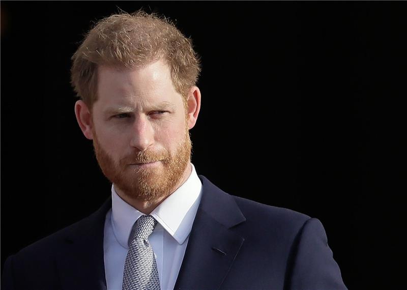 Harrys Beliebtheitswerte in Großbritannien im freien Fall Der britische Prinz Harry steht in den Gärten des Buckingham-Palastes.