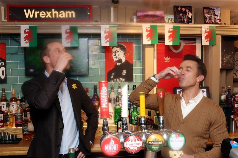 Der britische Prinz William (l) mit Rob McElhenney, dem Co-Eigentümer des Viertligisten AFC Wrexham, im The Turf Pub.