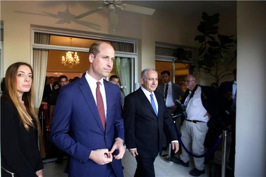 Der britische Prinz William (m) 2018 mit dem israelischen Ministerpräsidenten Benjamin Netanjahu in Israel.