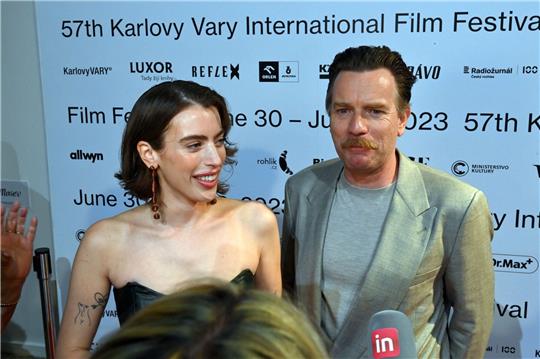 Der britische Schauspieler Ewan McGregor und seine Tochter Clara McGregor beim Internationalen Filmfestival in Karlsbad.