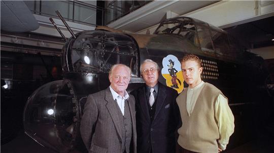 Der britische Spionagethriller-Autor Len Deighton (Mitte) ist im Alter von 97 Jahren gestorben. (Archivbild)