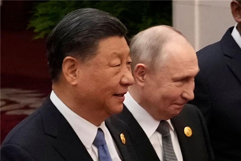 Der chinesische Präsident Xi Jinping (l) und der russische Präsident Wladimir Putin: Putin will im Mai China besuchen.