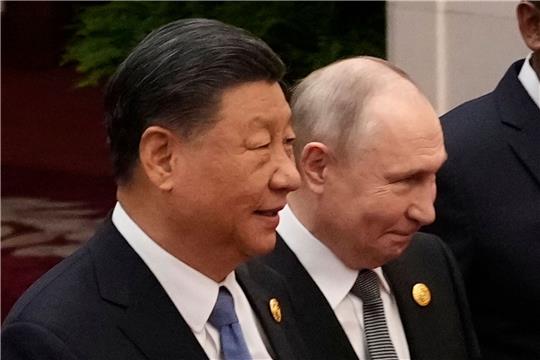 Der chinesische Präsident Xi Jinping (l) und der russische Präsident Wladimir Putin: Putin will im Mai China besuchen.