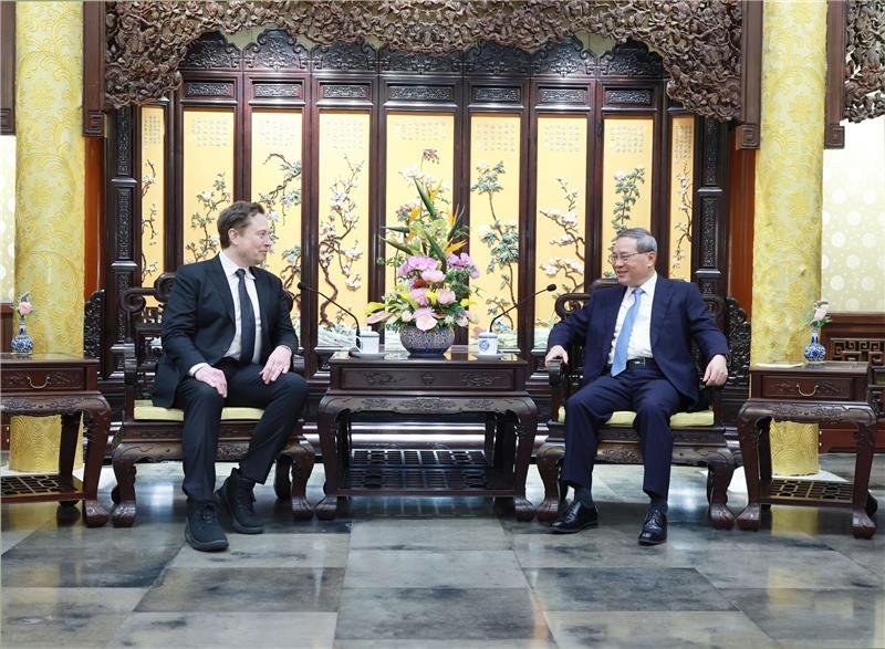 Medien: Musk erzielt „Autopilot”-Zusage in Peking Der chinesische Premierminister Li Qiang trifft sich in Peking mit Elon Musk (l.).