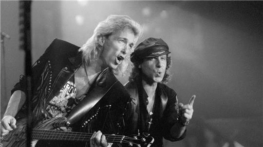 Der damalige Bassist Francis Buchholz (l.) mit Scorpions-Frontmann Klaus Meine 1991 in Frankfurt am Main. (Archivbild)