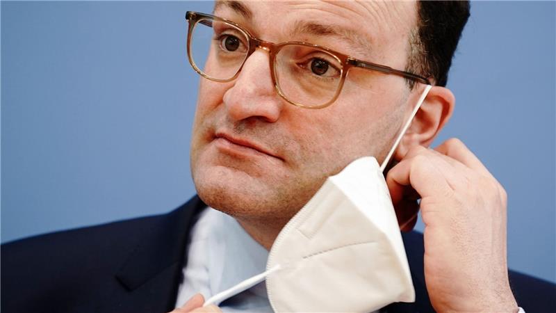 Teure Corona-Masken: Kläger pocht auf Zahlung, Bund winkt ab Der damalige Bundesgesundheitsminister Jens Spahn im März 2021 bei einer Pressekonferenz - mit FFP2-Maske, wie es damals üblich war.