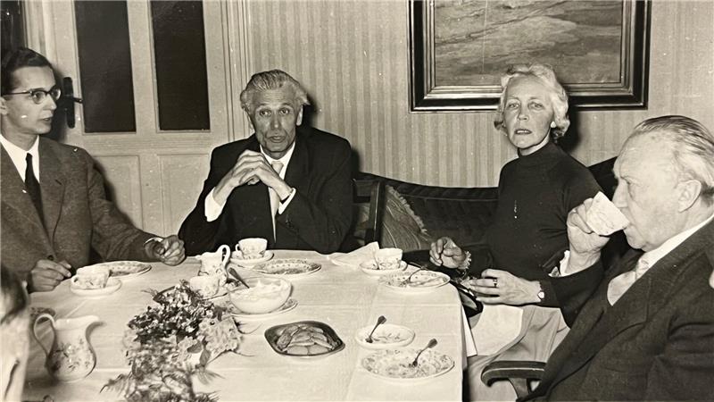 Der Goslarer Otto Fricke erinnert sich an den Besuch Adenauers Der damalige Bundeskanzler Konrad Adenauer (r.) zu Besuch bei Familie Fricke in Goslar. Links im Bild Otto Fricke, heute 93 Jahre alt. Neben dem Kanzler sitzt Frickes Mutter Gertrud Fricke. Mit auf dem Bild ist Oberkirchenrat Cillien (2.v.l.), damals Landesvorsitzender der CDU.