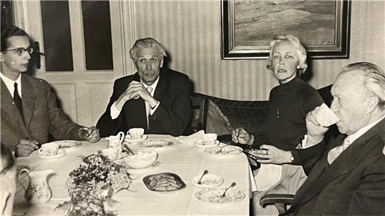 Der damalige Bundeskanzler Konrad Adenauer (r.) zu Besuch bei Familie Fricke in Goslar. Links im Bild Otto Fricke, heute 93 Jahre alt. Neben dem Kanzler sitzt Frickes Mutter Gertrud Fricke. Mit auf dem Bild ist Oberkirchenrat Cillien (2.v.l.), damals Landesvorsitzender der CDU.