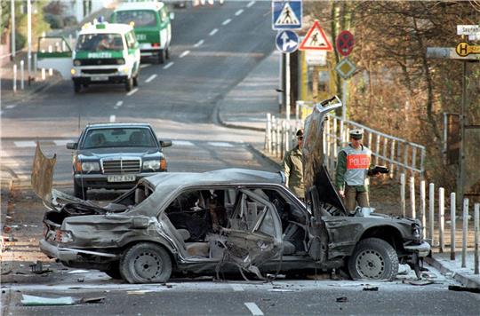 Der damalige Deutsche-Bank-Chef Alfred Herrhausen kam bei einem Attentat der RAF ums leben. (Archivbild)